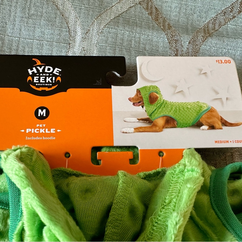 New with tags pet Halloween costume size medium pickle dog dress up Hyde and eek